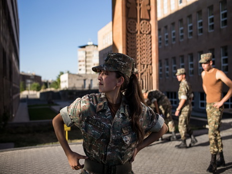 Армяне готовят женщин воевать в Карабахе – ФОТО