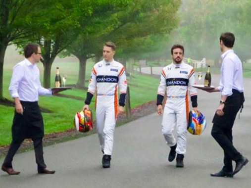 Пилоты McLaren в потрясающем рекламном ролике шампанского - ВИДЕО