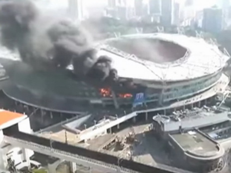 В Шанхае огонь охватил футбольный стадион Хункоу - ВИДЕО