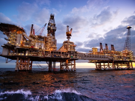 SOCAR об эвакуации нефтяников с морских платформ в связи с ожидающимся ураганным ветром – ОБНОВЛЕНО