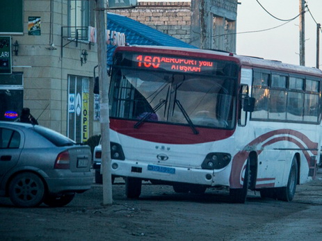 В Баку водитель играл в нарды за рулем наполненного пассажирами автобуса – ВИДЕО