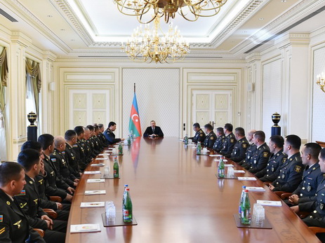 Ильхам Алиев встретился с группой военнослужащих в связи с годовщиной апрельской победы  Азербайджанской армии - ФОТО