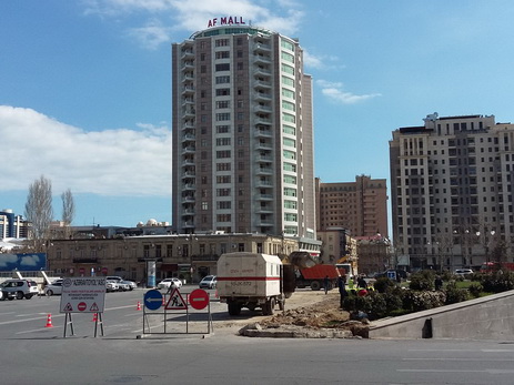 На одном из центральных бульваров Баку строится новый разворот для автомобилей - ФОТО
