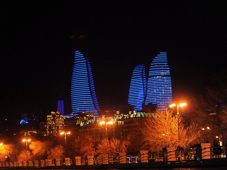 В Баку прошла акция под девизом «Освети голубым светом» - ФОТО