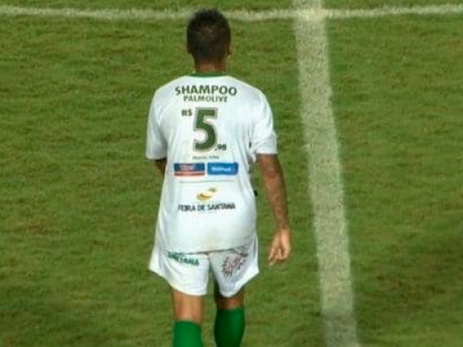 Футбольный клуб вместо номеров нанес на форму цены из супермаркета (фото)