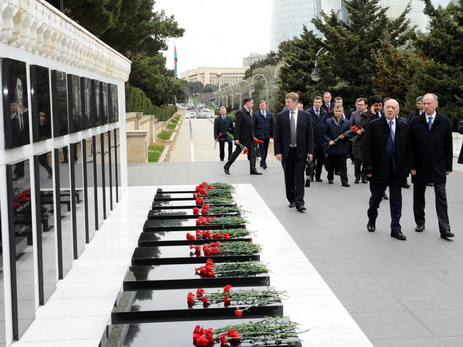 Секретарь Совбеза РФ посетил Аллею почетного захоронения и Шехидляр хиябаны в Баку – ФОТО