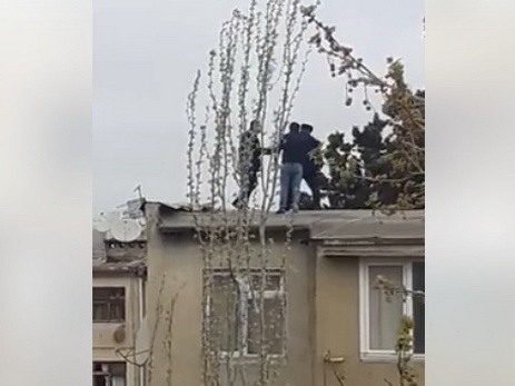 В Баку полицейский спас самоубийцу словами «Не дашь руку – ты не мужчина!» - ВИДЕО