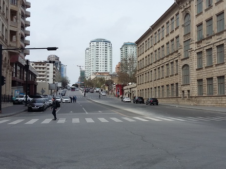 Расширена проезжая часть одной из центральных улиц Баку – ФОТО