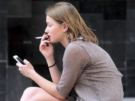 В Азербайджане усилился интерес женщин к курению