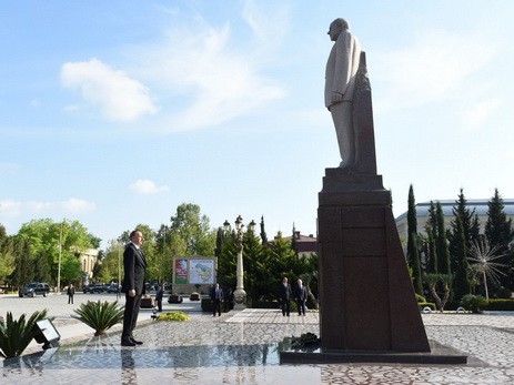 Президент Ильхам Алиев посетил памятник великому лидеру Гейдару Алиеву в Евлахе - ФОТО
