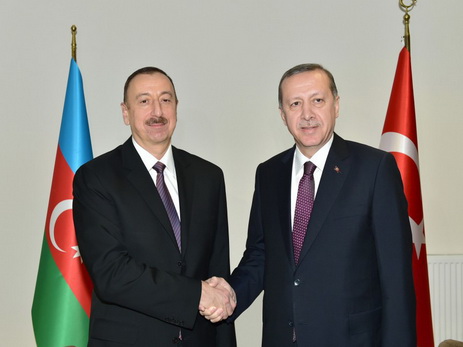 Президент Азербайджана поздравил Реджепа Тайипа Эрдогана по случаю успешного проведения референдума