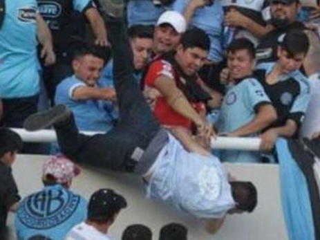 Болельщик умер, упав с трибун во время матча в Аргентине - ВИДЕО