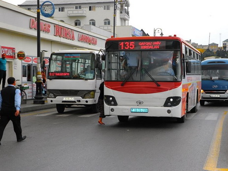 Avtobusa silahla girib polislə əlbəyaxa oldu - Bakıda olay