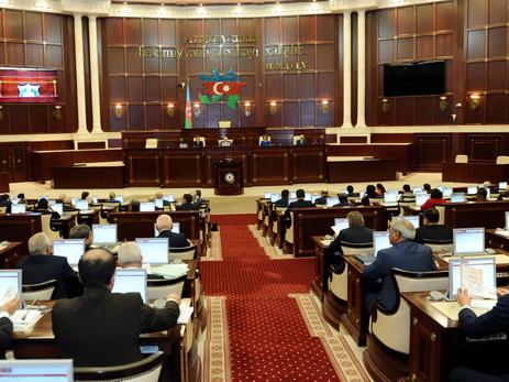 В Азербайджане предлагают запретить депутатам получать подарки