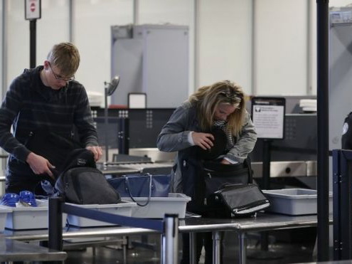 В аэропорту Лос-Анджелеса не заметили пистолет в сумке пассажирки – ВИДЕО