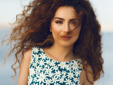 Один весенний день: актриса и телеведущая Кямаля Пириева в объективе фотографа Бахруза Ализаде - ФОТО