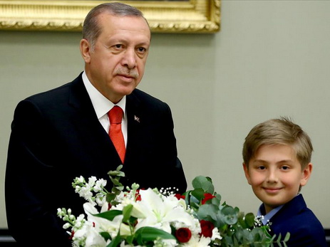 Эрдоган уступил свое кресло 10-летнему мальчику – ФОТО - ВИДЕО