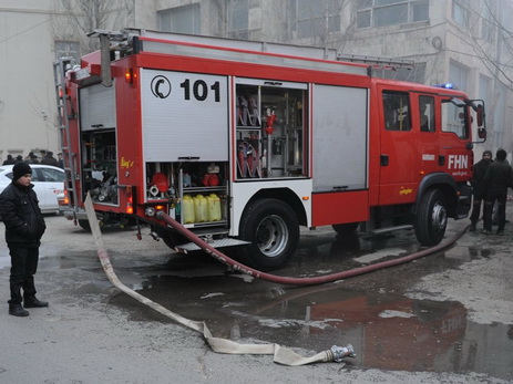 Пожар в жилом доме в Баку, есть погибший