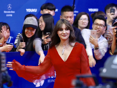 52-летняя Моника Беллуччи произвела фурор на Пекинском кинофестивале – ФОТО – ВИДЕО