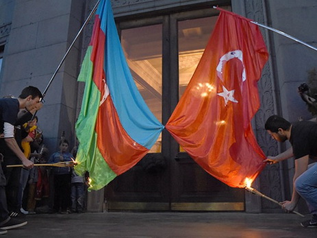В Ереване сожгли флаги Азербайджана и Турции: Анкара отреагировала резким заявлением – ФОТО