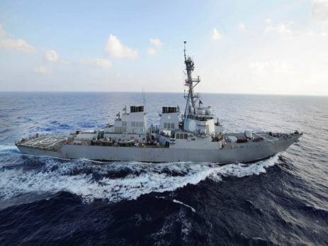 СМИ: американский эсминец изменил курс при встрече с иранским катером
