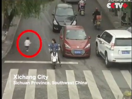 В Китае ребёнок выжил после того, как его дважды переехали машины - ВИДЕО