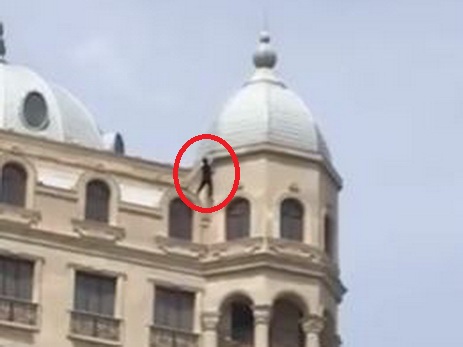 Безрассудство и отвага: двое подростков повисли на крыше высотки в Баку – ФОТО – ВИДЕО