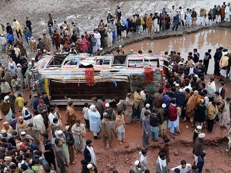 В Пакистане в результате падения микроавтобуса в ущелье погибли 11 человек