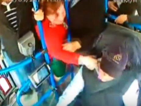 Пассажирка автобуса в Баку оскорбила и ударила водителя – ВИДЕО