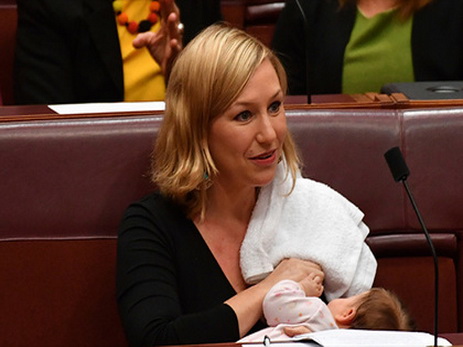 В Австралии сенатор покормила дочь грудью во время голосования в парламенте - ФОТО