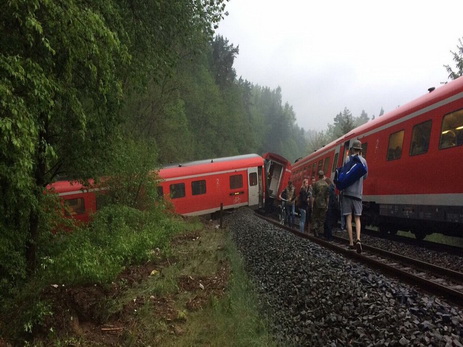 Восемь человек пострадали при сходе пассажирского поезда с рельсов в Германии