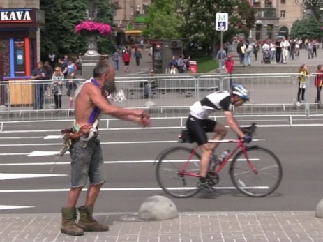 Пьяный бомж пытался руководить велогонкой Tour of Ukraine – ВИДЕО