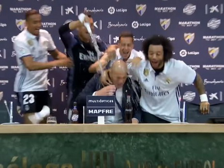 Игроки «Реала» облили Зидана шампанским во время пресс-конференции - ВИДЕО