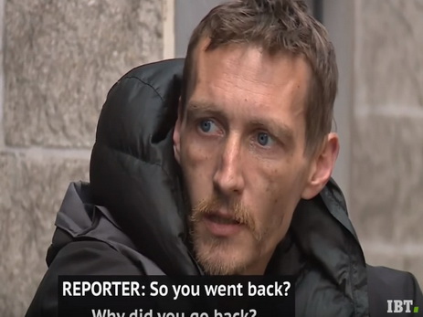 Бездомный мужчина, помогавший пострадавшим в теракте в Манчестере, стал героем соцсетей - ВИДЕО