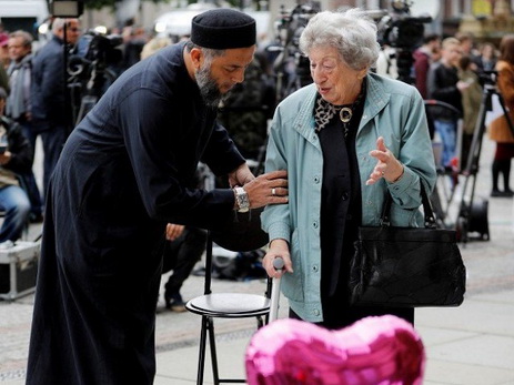 Как символ единства. После теракта  в Манчестере мусульмане приносили спасателям воду и еду - ФОТО