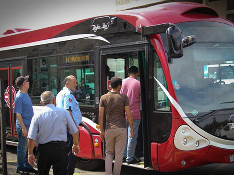 Пассажирка задержала движение автобуса BakuBus – ВИДЕО