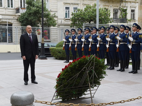 Ильхам Алиев посетил памятник, установленный в честь Азербайджанской Демократической Республики - ФОТО