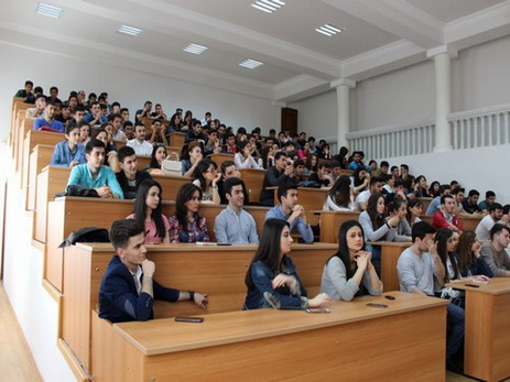 В Азербайджане студента исключат из вуза за участие во вступительных экзаменах вместо двух абитуриентов