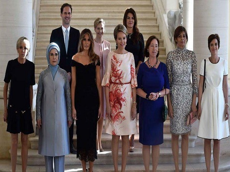 Муж премьера Люксембурга сфотографировался вместе с первыми леди стран НАТО – ФОТО