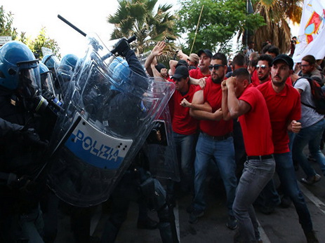В Таормине на акции протеста против G7 полиция применила слезоточивый газ