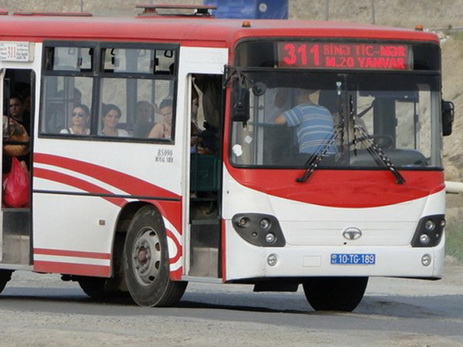 В Баку пассажир умер, выпав из открытой двери автобуса