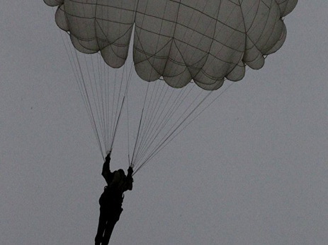 Американский военный погиб в результате нераскрывшегося парашюта - ВИДЕО