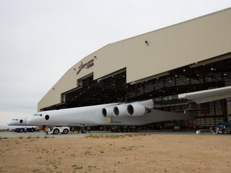 В США выкатили из ангара способный запускать ракеты-носители самолет