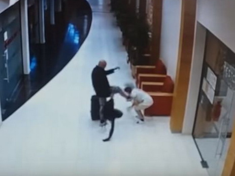 Агрессивный турист пнул в лицо горничную отеля в Болгарии – ВИДЕО