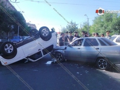 В Ереване перевернулся автомобиль МО Армении, есть раненый - ФОТО