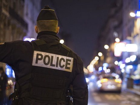На Елисейских Полях в Париже автомобиль въехал в машину полиции
