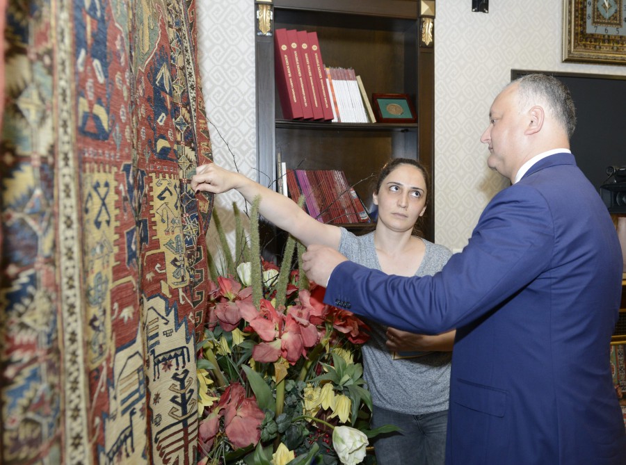 Moldova prezidenti “Azər-İlmə” Xalçaçılıq Mərkəzi ilə tanış olub – FOTO