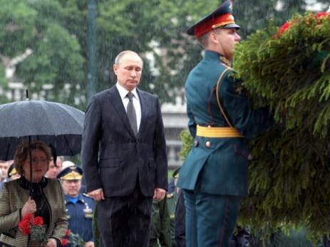 Путин отказался от зонта при возложении венка к Могиле Неизвестного Солдата - ВИДЕО
