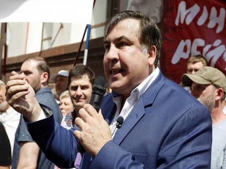 Саакашвили потребовал у Порошенко 50 евро за залитую зеленкой футболку - ФОТО