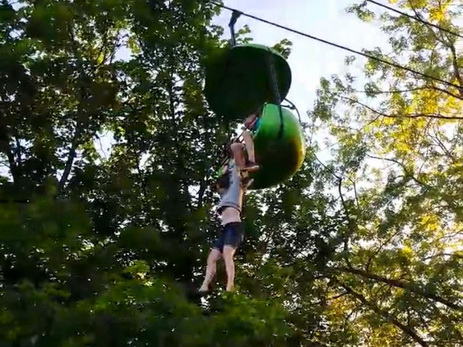 В парке аттракционов в США девочка сорвалась с высоты в семь метров - ВИДЕО